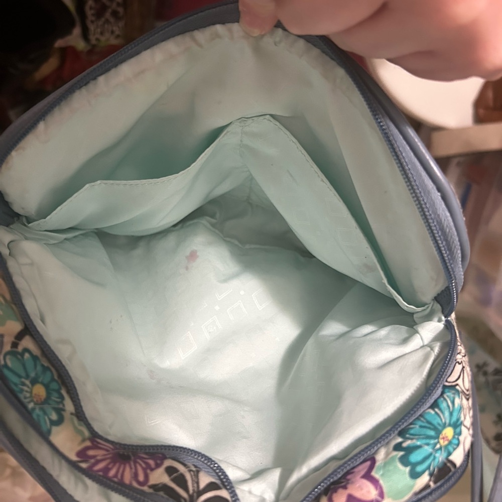 Vera Bradley Crossbody NEEDS TO BE WASHED - Picture 13 of 16